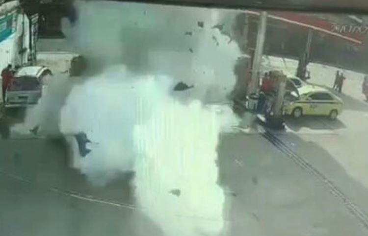 Assim que ele abre, uma grande explosão acontece e uma nuvem de fumaça se espalha. As imagens, divulgadas pela imprensa e pelas mídias sociais, impressionaram pela violência do impacto. 