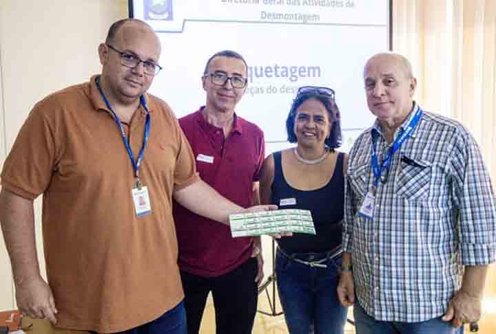 A norma do Detran-RJ, que entrou em vigor no dia 1º de setembro, exige que os estabelecimentos de desmontagem de veículos e comercialização de peças usem os adesivos com elementos de segurança em cada peça. 

