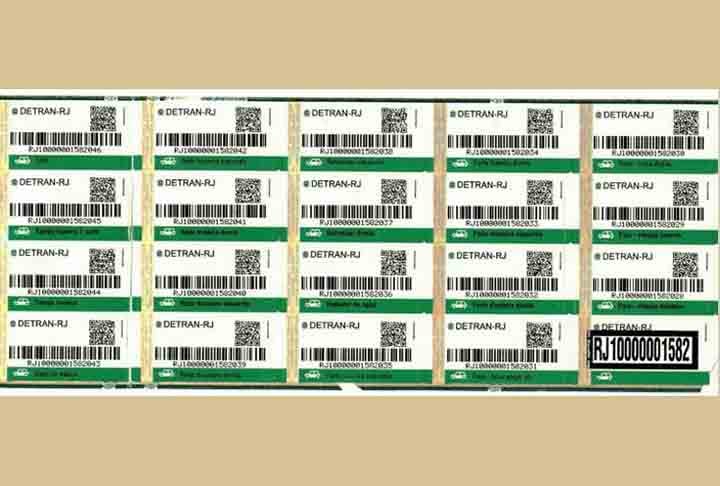As etiquetas são compostas por hologramas, códigos de barras e QR Codes que identificam o veículo de onde foram retiradas as peças, permitindo a certificação de que a origem do material é legal e não se trata de atividade criminosa. 
