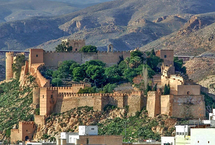 ALCABAZA DE ALMERÍA - Fica na Espanha e começou a ser construída no século 9. É um monumento árabe no país, já que foi erguido no decorrer do domínio muçulmano na Península Ibérica. 