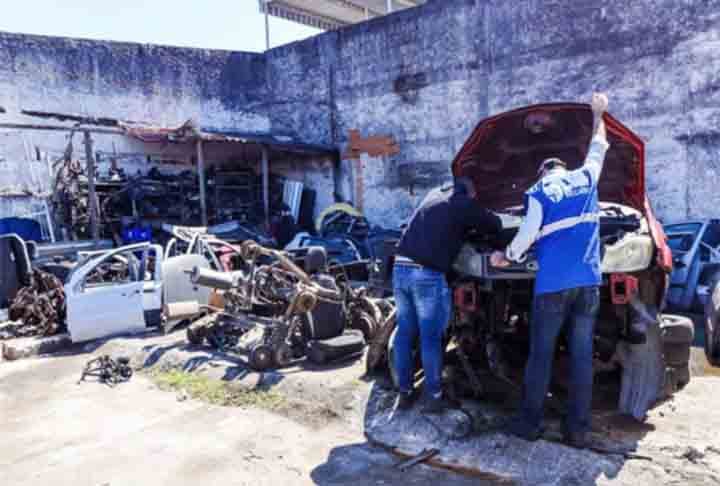 Os ferros-velhos do Rio de Janeiro estão obrigados, a partir de agora, a colar etiquetas de identificação em todas as peças de veículos que estejam expostas à venda. 
