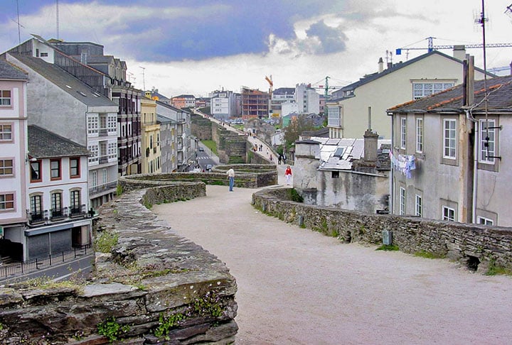 LUGO - Essa cidade de origem celta e romana é a mais antiga da Galiza. No fim do século II, a instabilidade política na Espanha - com  ataques de tribos bárbaras -  motivou a construção de um muro de 2.200 metros de extensão. Hoje é um ponto turístico de onde se veem belas paisagens. 
