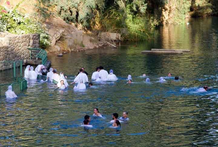 Sua poluição tem origem com o descarte de resíduos ao longo do trajeto e o aumento da salinidade devido ao crescimento populacional e de refugiados em seu curso. Ele se torna tóxico e nocivo por conta do despejo de detritos.