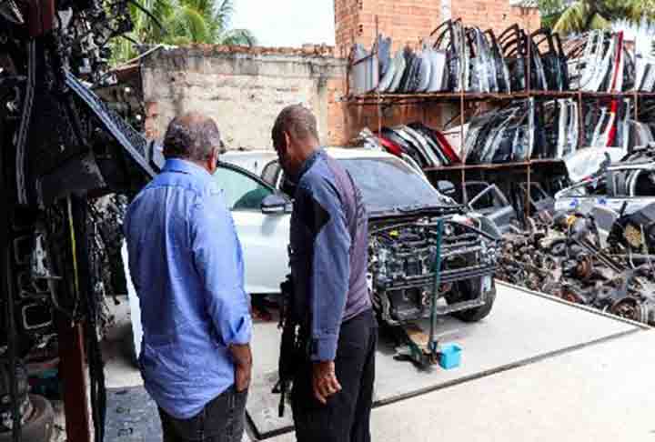 De acordo com o Detran-RJ, os estabelecimentos recebem um manual sobre como fazer o cadastramento das peças no site e orientados a respeito das gráficas habilitadas a emitir as cartelas com as etiquetas de segurança. 
