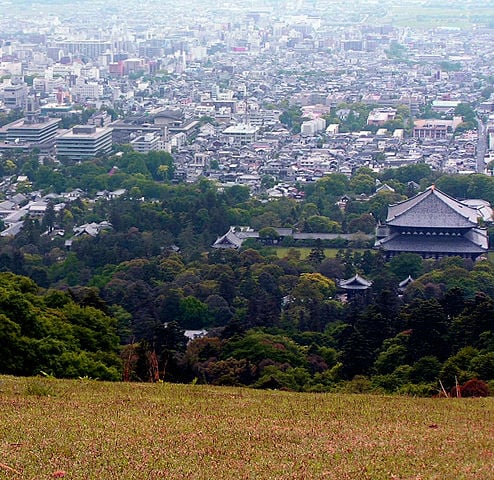 Nara é uma cidade de 360 mil habitantes que fica no sul do Japão, a 438 km de distância de Tóquio, capital do país