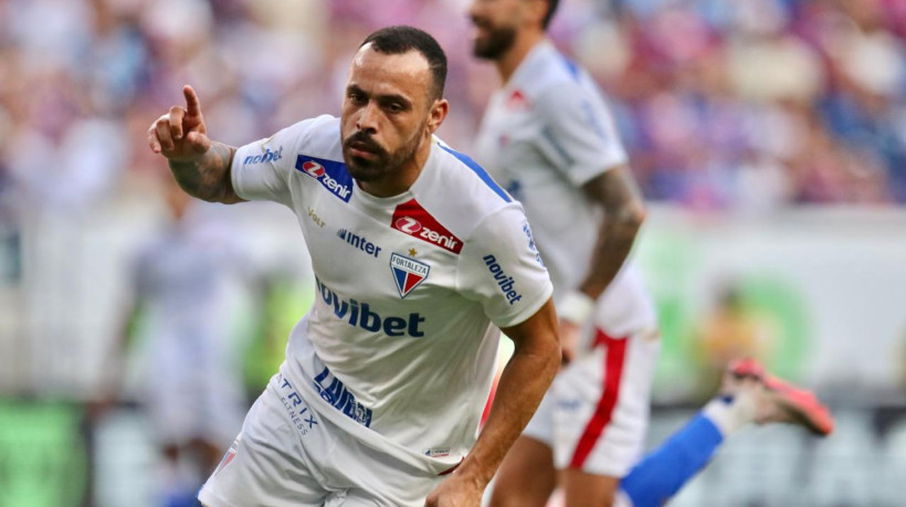 Mois&eacute;s, atacante do Fortaleza, comemora gol