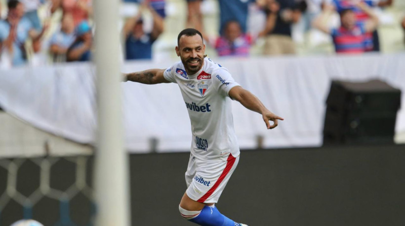 Moisés marcou dois gols no primeiro tempo do jogo entre Fortaleza e Internacional, na Arena Castelão.