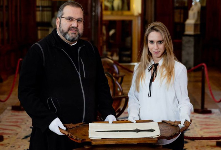 A pesquisadora e seus colegas levaram dois anos para identificar a origem da arma. Eles utilizaram diversos documentos presentes no mosteiro para constatar que a espada veio de Kavak, mais especificamente de um assentamento (comunidade temporária ou permanente) 
