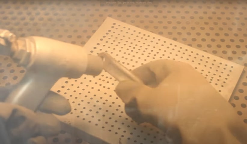 Mas, a partir da aplicação de uma técnica chamada jateamento meticuloso - que consiste em limpar a superfície do material metalizado - foi possível realizar um reconhecimento. 