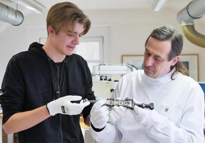 Em 2019, um estudante de Arqueologia encontrou uma adaga de prata com dois mil anos durante uma escavação no sítio arqueológico da cidade de Haltern am See, na Alemanha