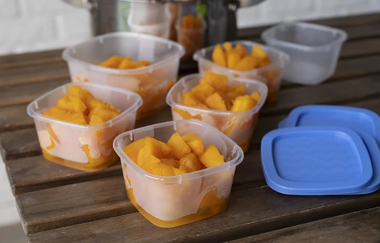 Além disso, é fundamental escolher recipientes apropriados, garantindo que estejam limpos e secos, e deixando espaço para a expansão dos alimentos.