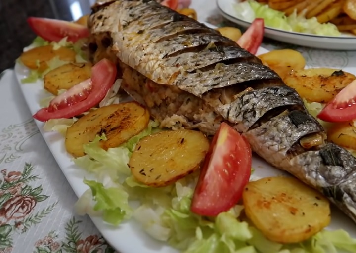 A tainha é um peixe muito versátil que pode ser preparado de diversas maneiras. A mais tradicional é a assada, geralmente em papel alumínio com ervas e outros temperos como batatas e ervilhas. Outras opções são: frita, moqueca e caldo.