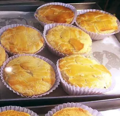 Em muitos momentos, fazemos refeições sem saber de onde surgiram os alimentos. No Brasil, os salgados estão presentes em eventos e festas , dando um toque especial. Entre eles, está a empada, extremamente popular e com diversas variações. 

