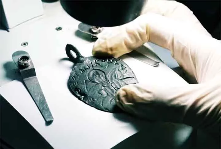 Arqueólogos na Turquia encontraram um raro amuleto do século V, que mistura religiosidade e simbolismo militar de proteção para os cavaleiros bizantinos. 