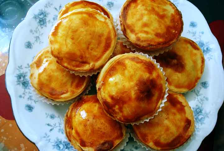 No século XIX, os pastelões pequenos eram conhecidos como empadas de caixa. Uma outra razão do sucesso das empadas e empadões era de que serviam como refeições para os seguidores da Igreja Católica nos dias de abstinência de consumo de carne de vaca ou suína.