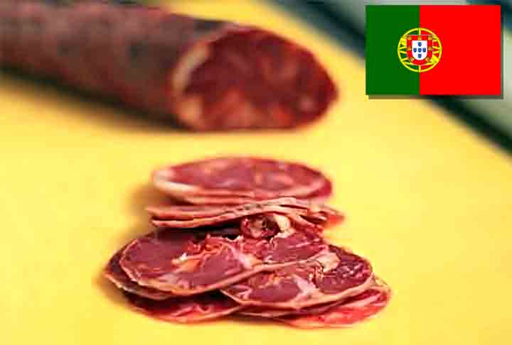 5º) Paio de Beja (Portugal) - O processo de defumação dessa linguiça leva vários dias e é realizado a temperaturas baixas, utilizando madeira de carvalho da região. É frequentemente servido com pão.