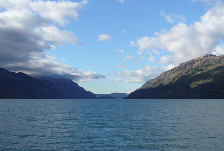 LAGO O'HIGGINS/SAN MARTÍN - Fica na Patagônia, na fronteira entre Argentina e Chile. Cada país homenageia um herói. O lado argentino é chamado de San Martín, já o chileno o batizou como O’Higgins. Ambos foram heróis da independência de seus países. 
