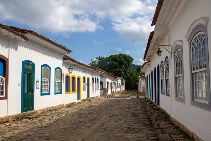 As ruas de paralelepípedos ladeadas por casas coloridas e igrejas barrocas representam quase uma viagem no tempo para os visitantes.