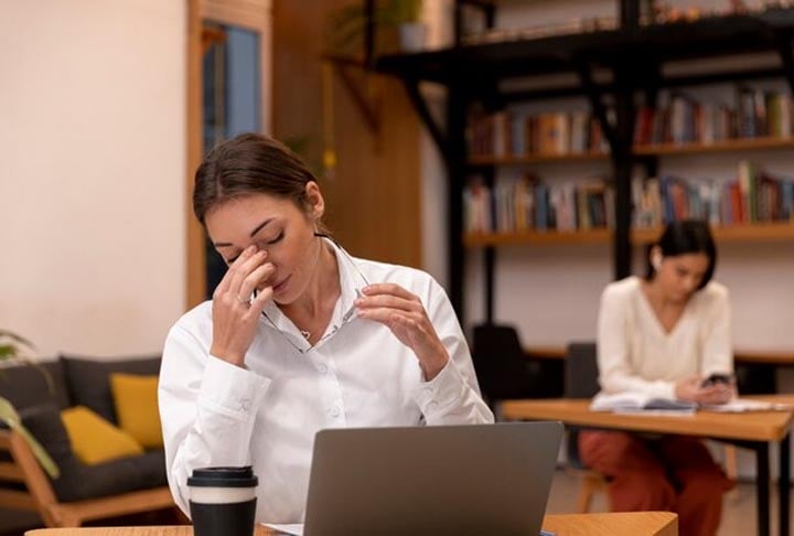 Segundo os dados, 25% dos trabalhadores brasileiros afirmaram sentir tristeza todos os dias, deixando o país atrás apenas de Bolívia (32%), El Salvador (26%) e Jamaica (26%).