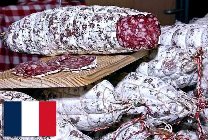 17º) Rosette de Lyon (França) - Original da região de Lyon, é um salame feito com carne de porco moída misturada com gordura, temperada com alho, pimenta-do-reino e, às vezes, noz-moscada.