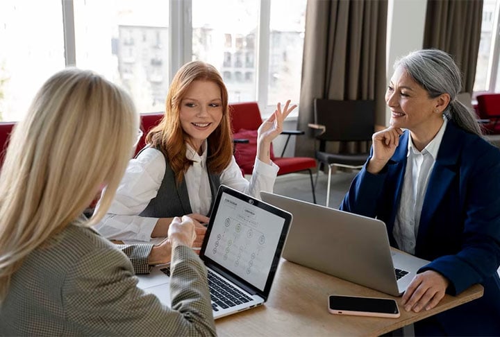 Um deles é o papel da gestão no bem-estar dos colaboradores, apontando que profissionais sob liderança inadequada têm 60% mais probabilidade de sofrer com níveis elevados de estresse.