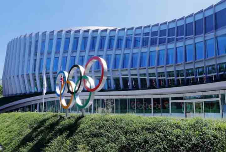 O Comitê Olímpico Internacional (COI) também foi alvo de críticas por não ter cancelado os Jogos após o ataque. O órgão argumentou que cancelar os Jogos seria dar uma vitória aos terroristas.