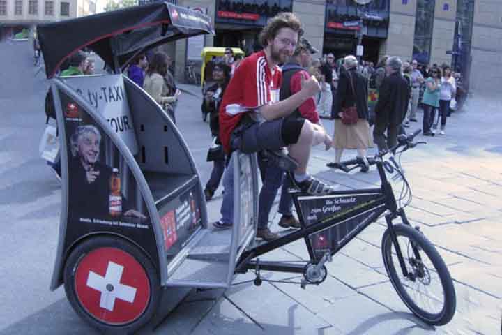 O veículo é movido por um condutor como se fosse uma bicicleta, apesar de algumas configurações serem equipadas com um motor elétrico para auxiliar o condutor. Normalmente, é um triciclo, apesar de existirem alguns modelos quadriciclos e de algumas bicicletas com reboques serem configuradas como riquixás. 