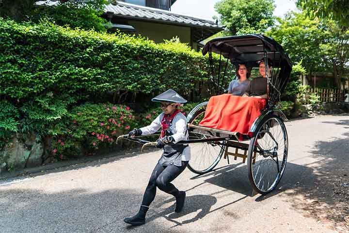 O vocábulo tem origem na Ásia, onde o veículo era amplamente utilizado como meio de transporte pela elite. Atualmente, no entanto, eles foram proibidos em muitos países do continente em decorrência dos numerosos acidentes, apesar da resistência de quem era utilizador assíduo. 