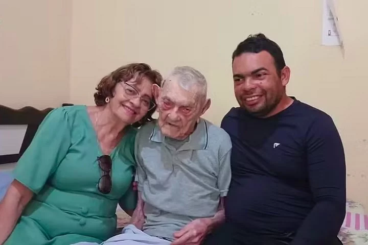 Juntos, eles tiveram quatro filhos: Antônio, José, Fátima e Vanda — essa já falecida. Tempos depois, ele teve mais três filhos, dessa vez com outra mulher.