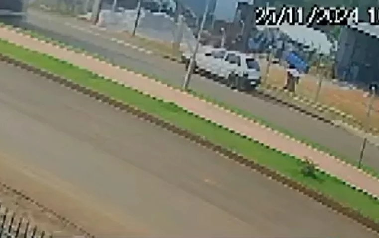 Uma cena inusitada, gravada  por uma câmera de segurança em Laranjeiras do Sul, no centro do Paraná, ganhou destaque nos noticiários e nas redes sociais.