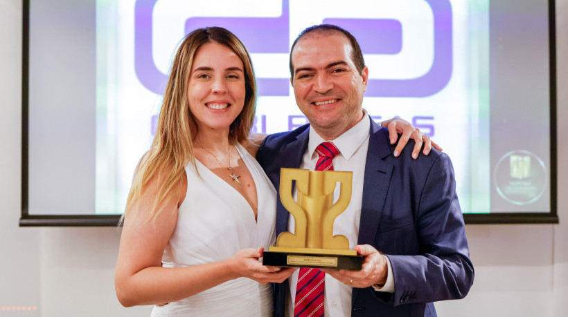 Jade Romero e Marcelo Paz, na premia&ccedil;&atilde;o melhor dirigente do ano de 2024