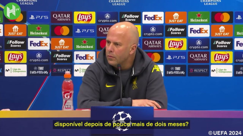 Slot elogia Alisson e confirma que brasileiro está disponível para jogo da Champions League