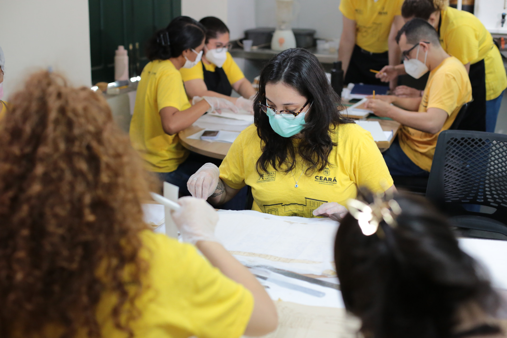 As etapas da restauração incluem a higienização; remoção de colas, obturações, enxertos e resíduos; encadernação e acondicionamento