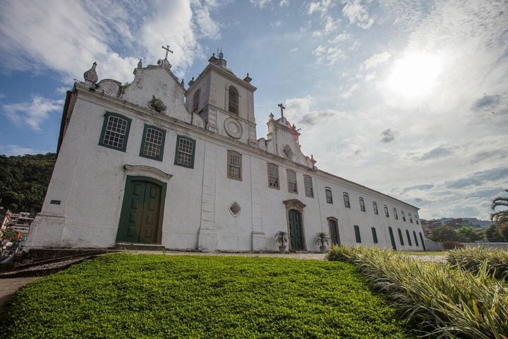 O Centro Histórico de Angra dos Reis é famoso por contar com conjuntos de casas coloniais, igrejas e monumentos históricos.