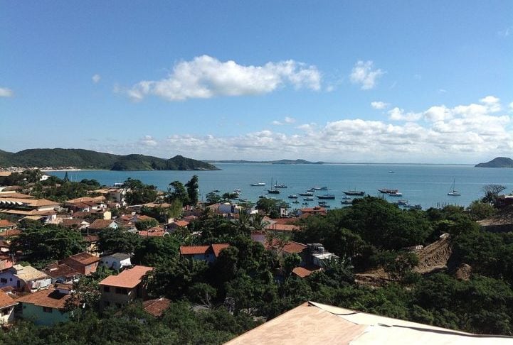 A cidade ganhou fama internacional depois de receber a visita da atriz francesa Brigitte Bardot. Sua presença ajudou a transformar Búzios em um badalado destino turístico. 