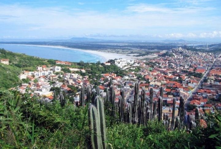 A cidade é pequena e charmosa, por isso é fácil se locomover a pé ou de bicicleta. O centro histórico é um ótimo lugar para passear, fazer compras e tirar fotos das casinhas coloridas.
