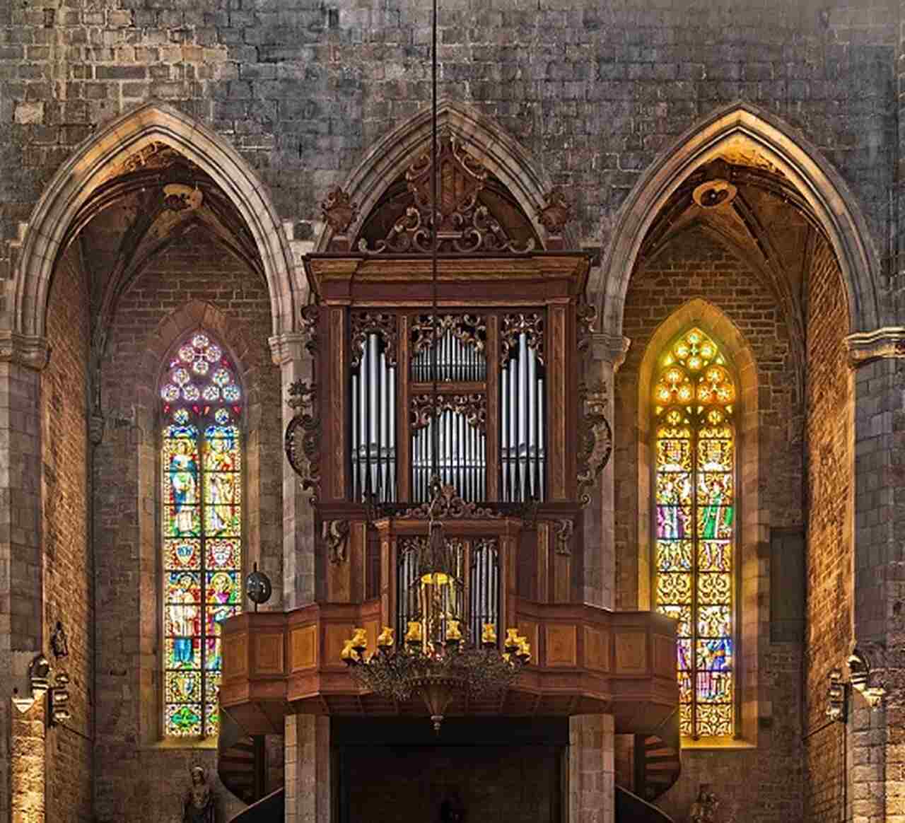 Basílica de Santa Maria del Mar - Concluída em 1383, a Basílica de Santa Maria del Mar é um exemplo impressionante do gótico catalão. Localizada no bairro de La Ribera, é conhecida por sua estrutura esbelta e interiores simples, mas majestosos.