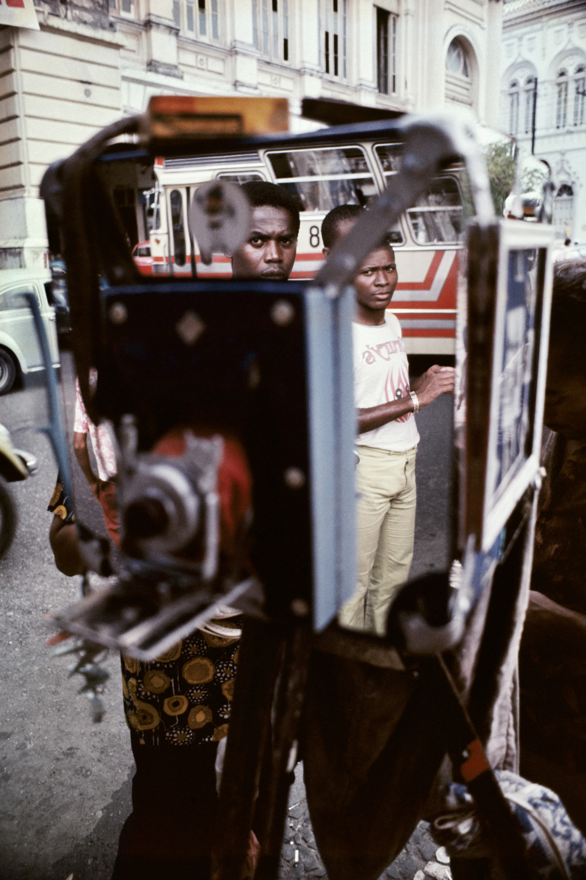 Câmera de lambe-lambe espelhada reflete transeuntes na praça da Piedade, Salvador, BA, c. 1973. Obra integra exposição 