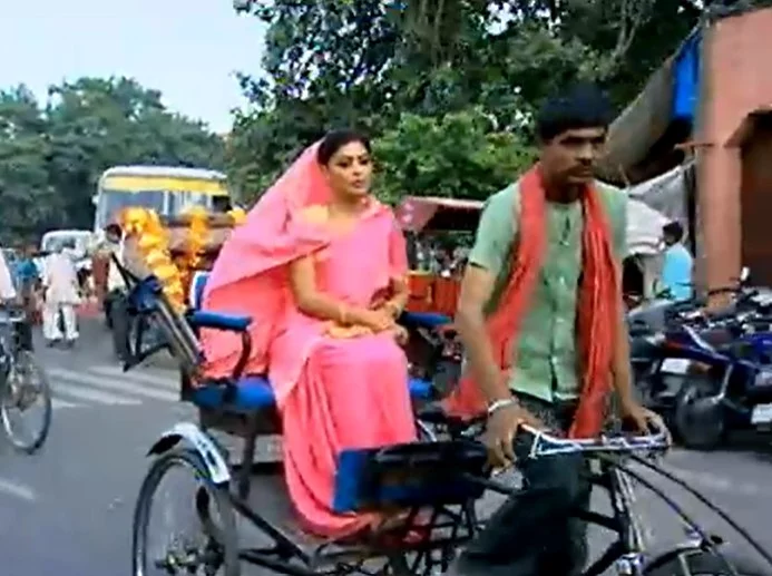 O riquixá também fez parte da novela Caminho das Índias, da Rede Globo, escrita pela autora Glória Perez. Ao longo das gravações, alguns atores da novela se locomoveram no país a bordo deste veículo tão tradicional. 