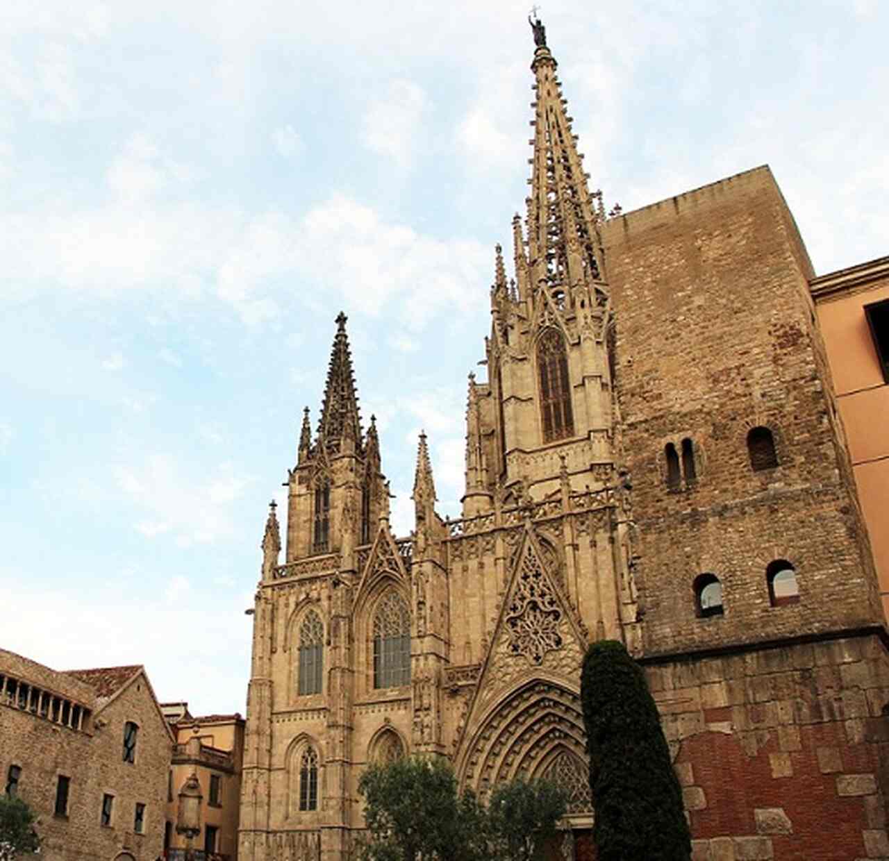Catedral de Barcelona - Localizada no Bairro Gótico, a Catedral de Barcelona, também conhecida como Catedral de la Santa Creu i Santa Eulàlia, foi construída entre os séculos XIII e XV. Este impressionante exemplo da arquitetura gótica é o coração religioso da cidade.