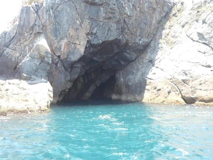 A Gruta Azul é conhecido como um dos pontos de parada mais bonitos para quem faz os passeios de barco por Arraial do Cabo.