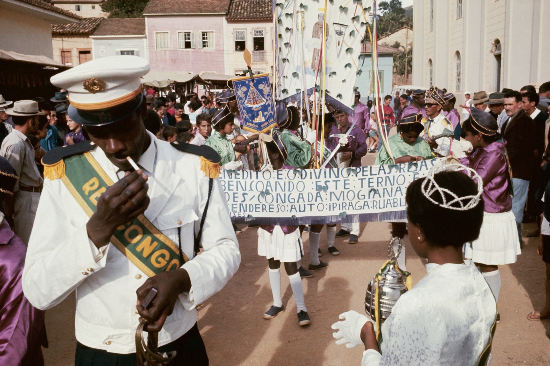 Maneiro-Pau, dança de roda masculina que recria lutas entre senhores de engenho e cangaceiros, Festa do Divino Espírito Santo, São Luiz do Paraitinga, SP, maio de 1969. Obra integra exposição 
