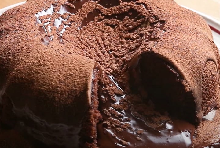 Durante o processo de cozimento, o exterior do bolo fica firme, enquanto o centro permanece derretido, criando o efeito de “lava” de chocolate quente.