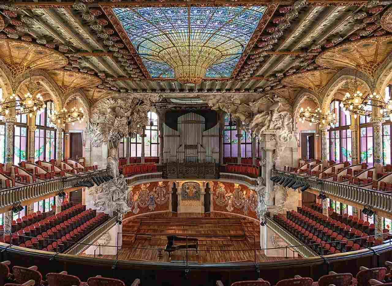 Palau de la Música Catalana - Inaugurado em 1908 e projetado pelo arquiteto Lluís Domènech i Montaner, o Palau de la Música Catalana é uma joia do modernismo catalão. O edifício, com sua fachada ornamentada e interior deslumbrante, é Patrimônio Mundial da UNESCO.