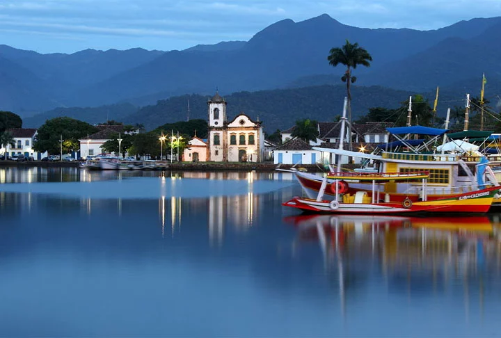 Paraty: Localizado no litoral sul do estado do Rio de Janeiro, a aproximadamente 260 km da capital fluminense, Paraty é famosa por seu centro histórico colonial, considerado Patrimônio Mundial pela UNESCO desde 1996.