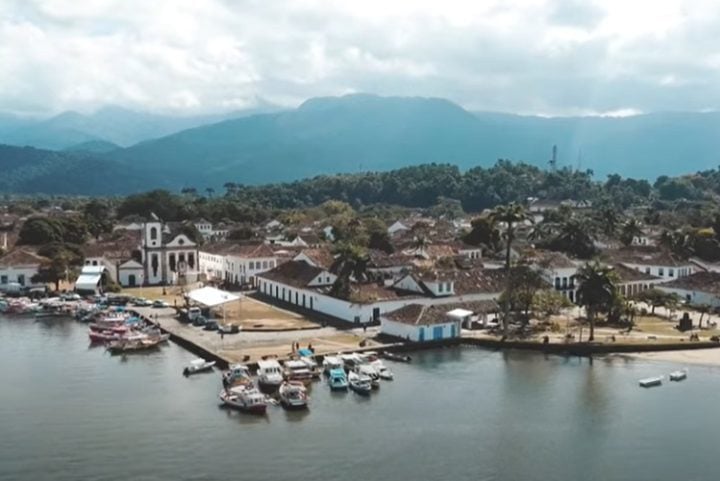 Além da beleza histórica, Paraty também é um paraíso natural. O município está situado na Mata Atlântica, cercado por montanhas, cachoeiras e praias paradisíacas. 