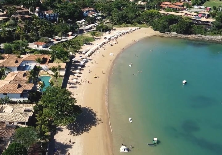 Búzios possui mais de 20 praias, sendo algumas verdadeiros achados. Uma delas é a Praia da Ferradura, com suas águas calmas em forma de ferradura.