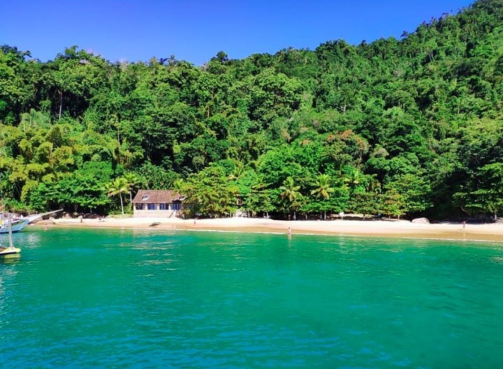 As praias da Lula e Vermelha têm águas calmas e cristalinas, perfeitas para nadar, tomar sol e praticar esportes aquáticos.