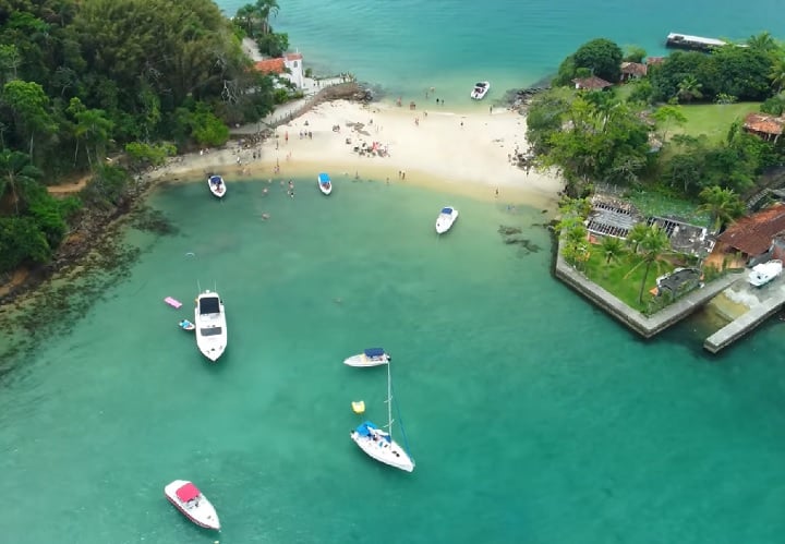 Além dessas, outras praias famosas entre os turistas que visitam Angra dos Reis são: Praia de Dois Rios, Praia do Aventureiro, Praia da Piedade (foto), Praia de Araçatiba e Praia do Caxadaço.