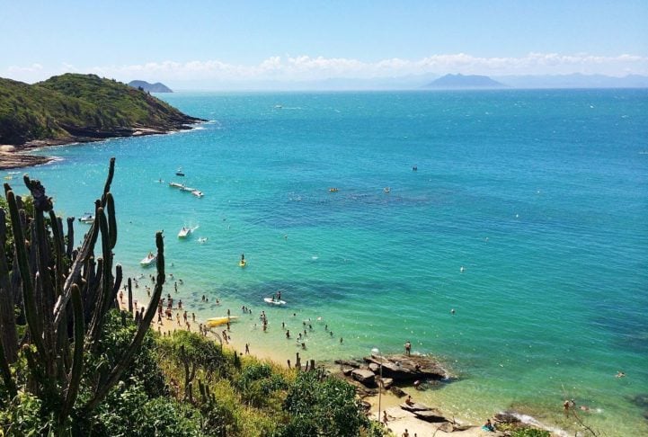 Búzios também é lar da Praia de Geribá, muito popular entre os surfistas, Praia da Azeda e a sempre movimentada Praia de João Fernandes (foto).